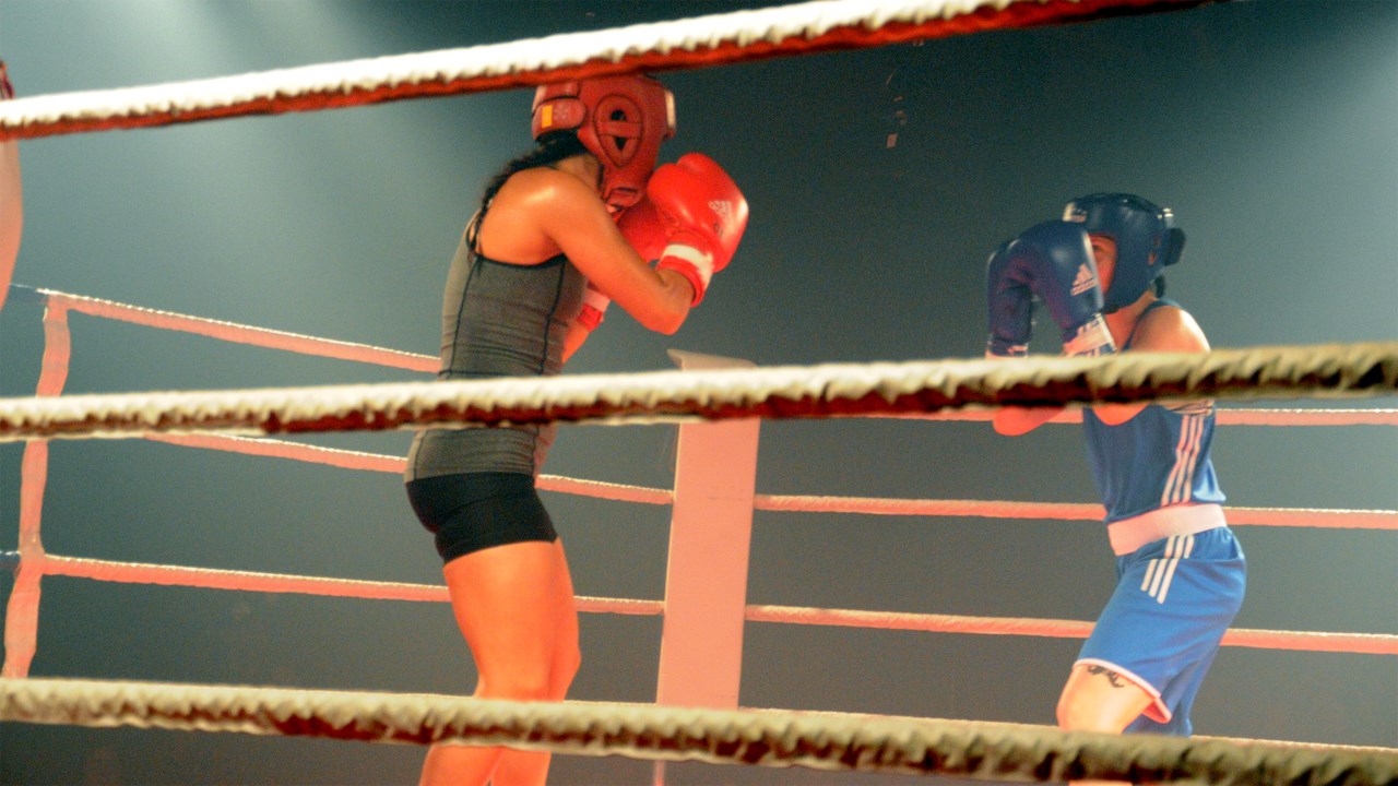 Claudia Labbée (en rouge) et Audrey Bernier (en bleu) se sont affrontées lors d'un combat d'exhibition.