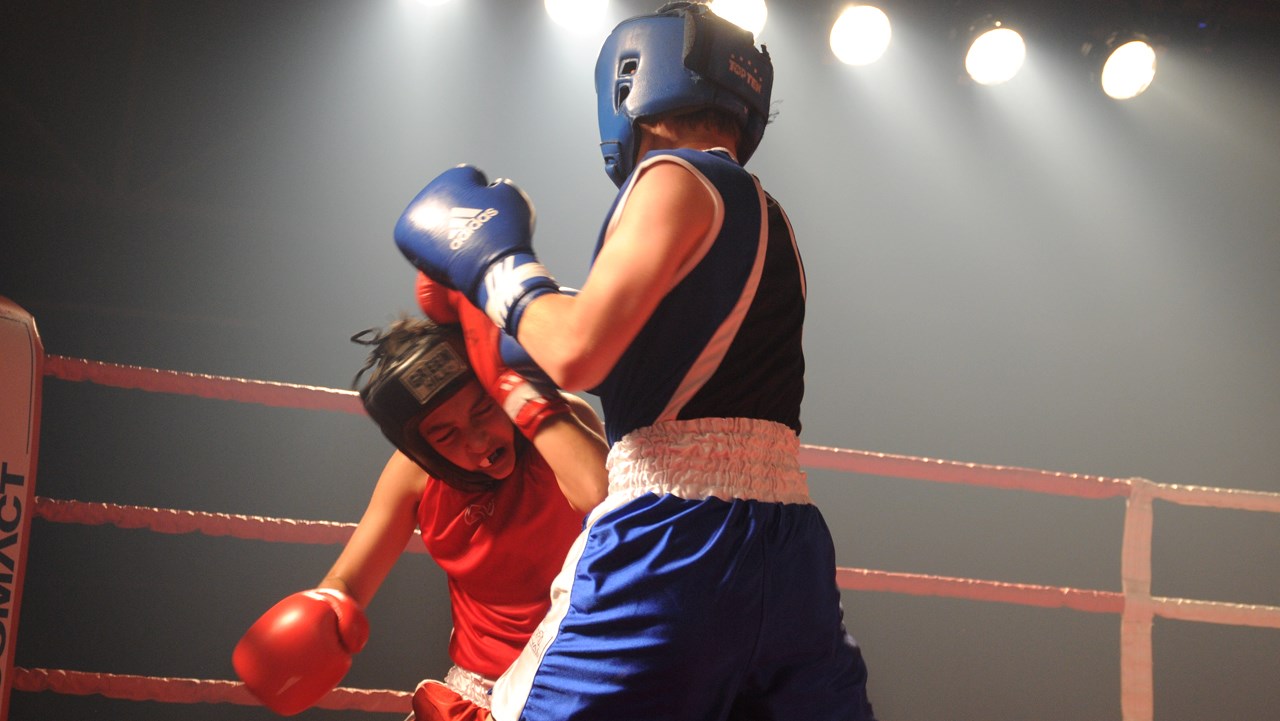 Emeric Fecteau (en rouge) et Samuel Fortier (en bleu) ont remporté le titre du combat de la soirée.