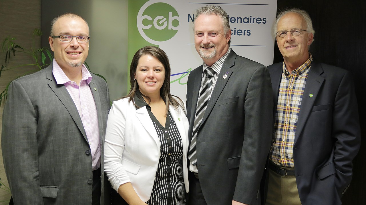 De gauche à droite: Tony Turcotte, vice-président du CEB; Hélène Latulippe, directrice générale du CEB; Rémi Fortin, président du CEB; et Claude Morin, directeur général sortant du CEB.