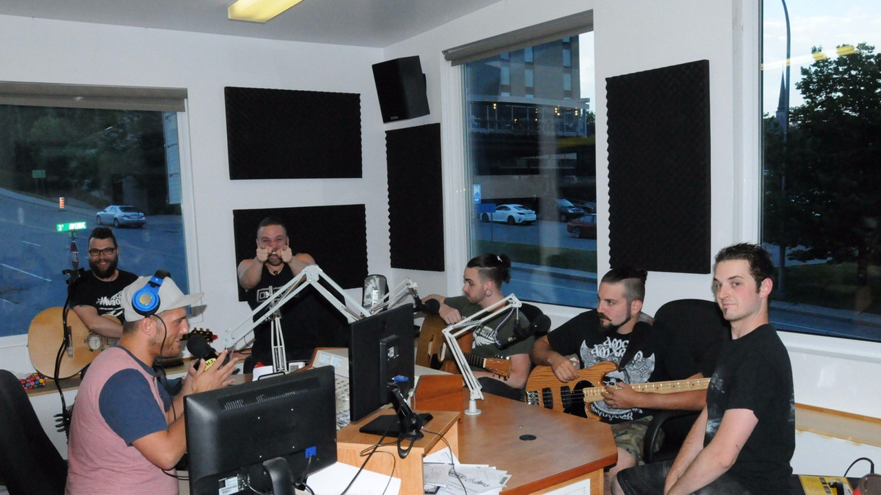 Le groupe composé d'Anthony et Julien Bouffard, Dave Carrier, Matthew Daigle et Jérôme Prévost, a échangé avec les amateurs lors de la diffusion en direct et a répondu aux questions de l'animateur Pat Giguère.