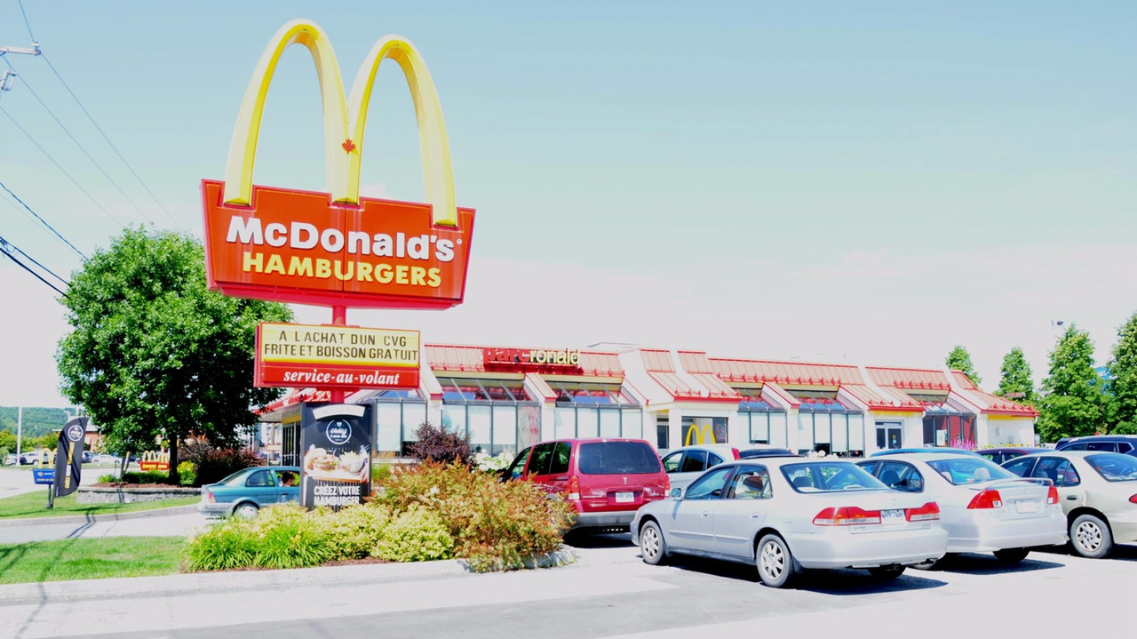 Une nouvelle expérience client est désormais officiellement offerte au McDonald's du boulevard Lacroix de Saint-Georges