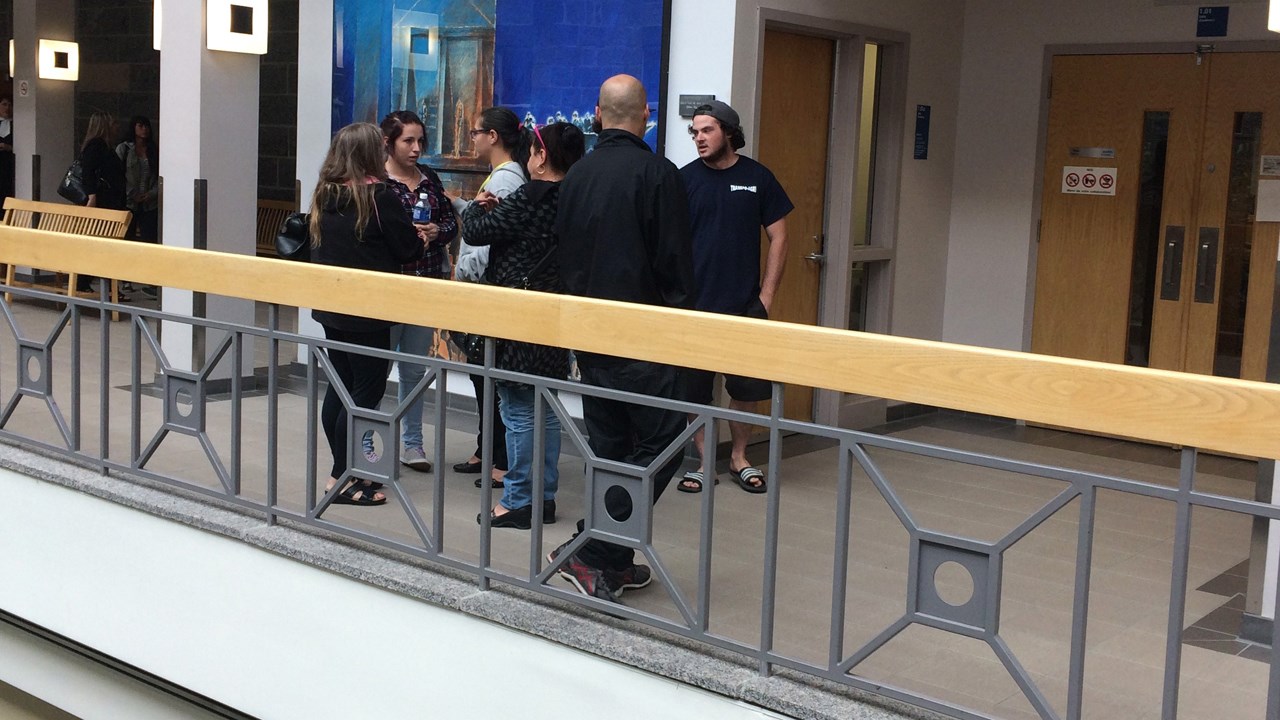 Les proches des victimes viennent de quitter la salle d'audience, parmi eux, un survivant de l'accident du 22 août 2015, à Scott, Gabriel Langlois