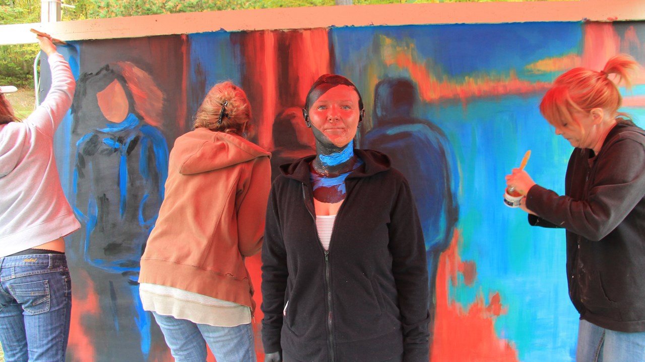 Laura Paquet, modèle vivant,
à sa droite sur la photo, Johanne Maheux, artiste peintre dont on a non seulement reproduit l’œuvre mais on l’a également rendue vivante.