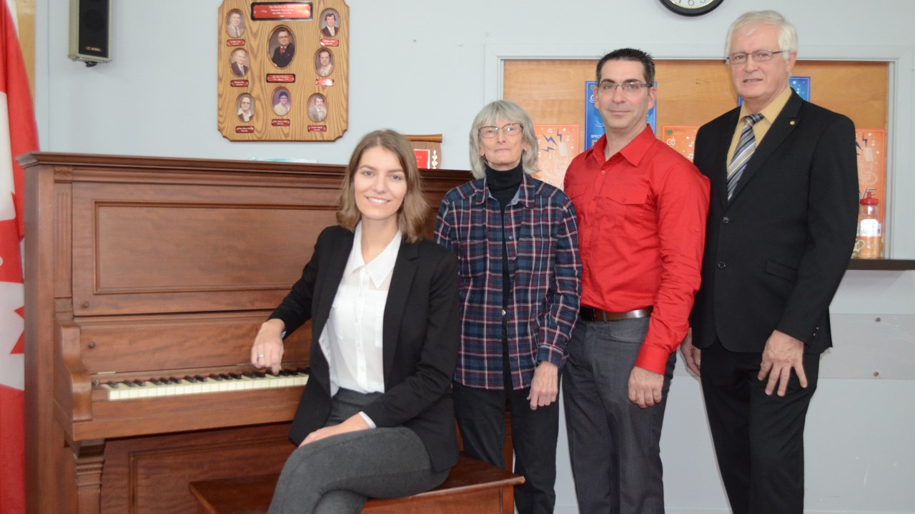 De gauche à droite, la chanteuse, Stéphanie Veilleux, la conseillère municipale responsable de la culture, Josette Labbé, le maire suppléant, Marc Poulin et Marc Grenier de Desjardins qui est le partenaire financier de l'événement.