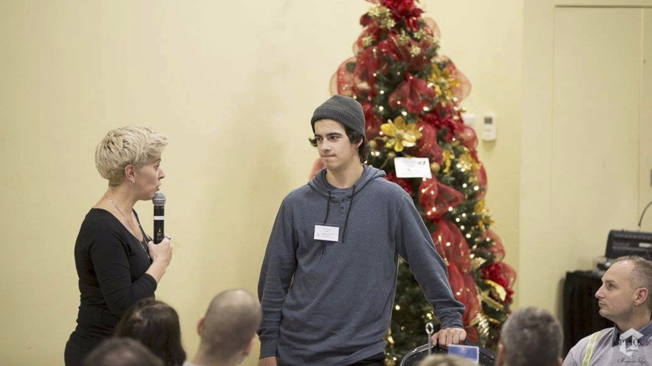 Le champion mariverain de snowboard cross Eliot Grondin a profité du Grand réseautage 5 à 9 organisé à Sainte Marie mercredi dernier par la Chambre de commerce pour rechercher des commanditaires.