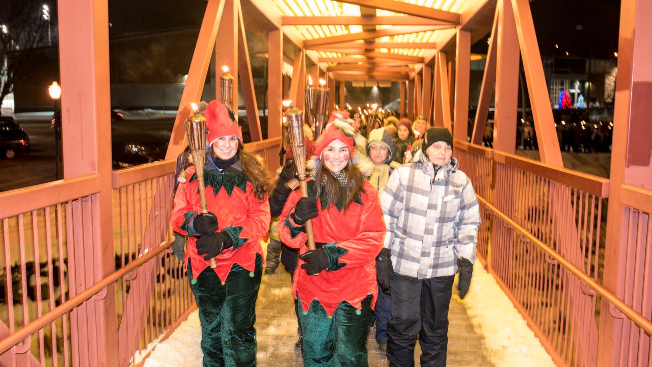 Près de 350 personnes à la traditionnelle marche aux flambeaux de Saint-Georges