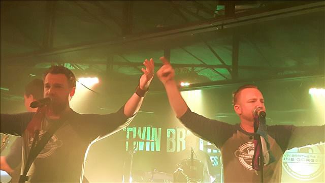 Le lancement officiel du 1er album des Twin Brothers a eu lieu samedi dernier à Tring-Jonction. Près de 500 personnes y sont venues applaudir le groupe dans une ambiance festive.