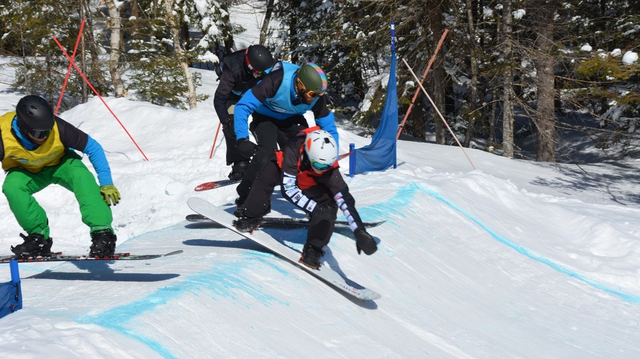 L'athlète de Sainte-Marie en snowboard cross Eliot Grondin.