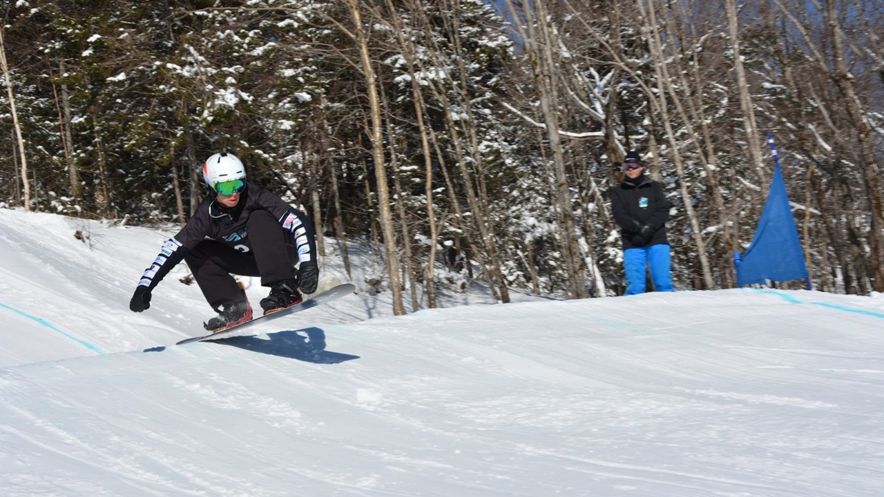 L'athlète de Sainte-Marie en snowboard cross Eliot Grondin.