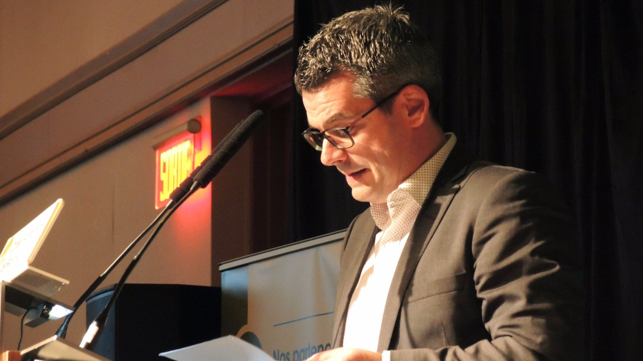 Le fils d'Anne Dutil, récipiendaire du prix Jean-Denis Poulin.