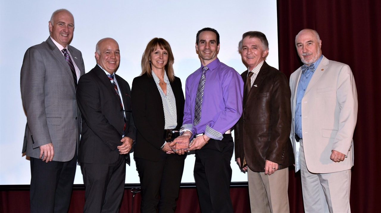 Normand Lessard, directeur général de la CSBE, Normand Poulin, enseignant, Nancy Labbé, directrice de l’école secondaire Veilleux, Frédéric Poulin, enseignant, Charles-Henri Lecours, président de la CSBE et Denis Langlois, président du Regroupement des commissions scolaires de la Chaudière-Appalaches.