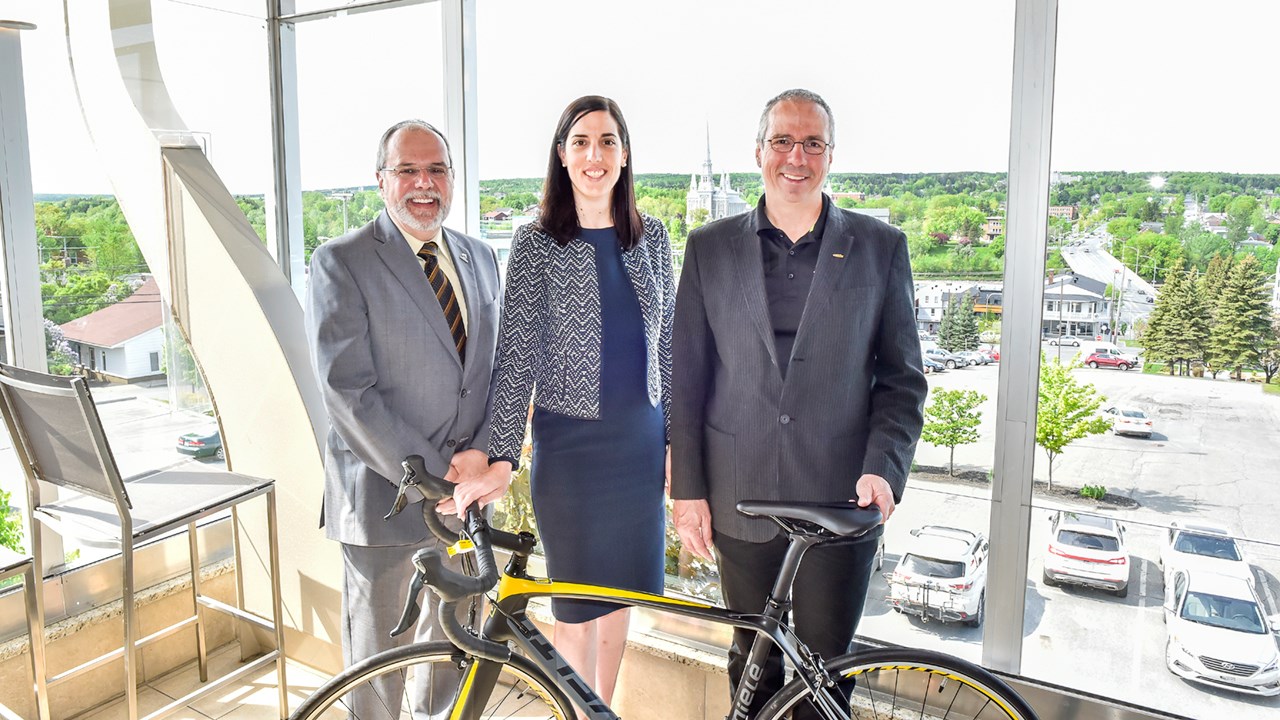 De gauche à droite, Claude Morin, maire de Saint-Georges, Catherine Leblanc, présidente du CA de la corporation du Grand Prix cycliste de Beauce et Francis Rancourt, directeur général du Tour de Beauce. 