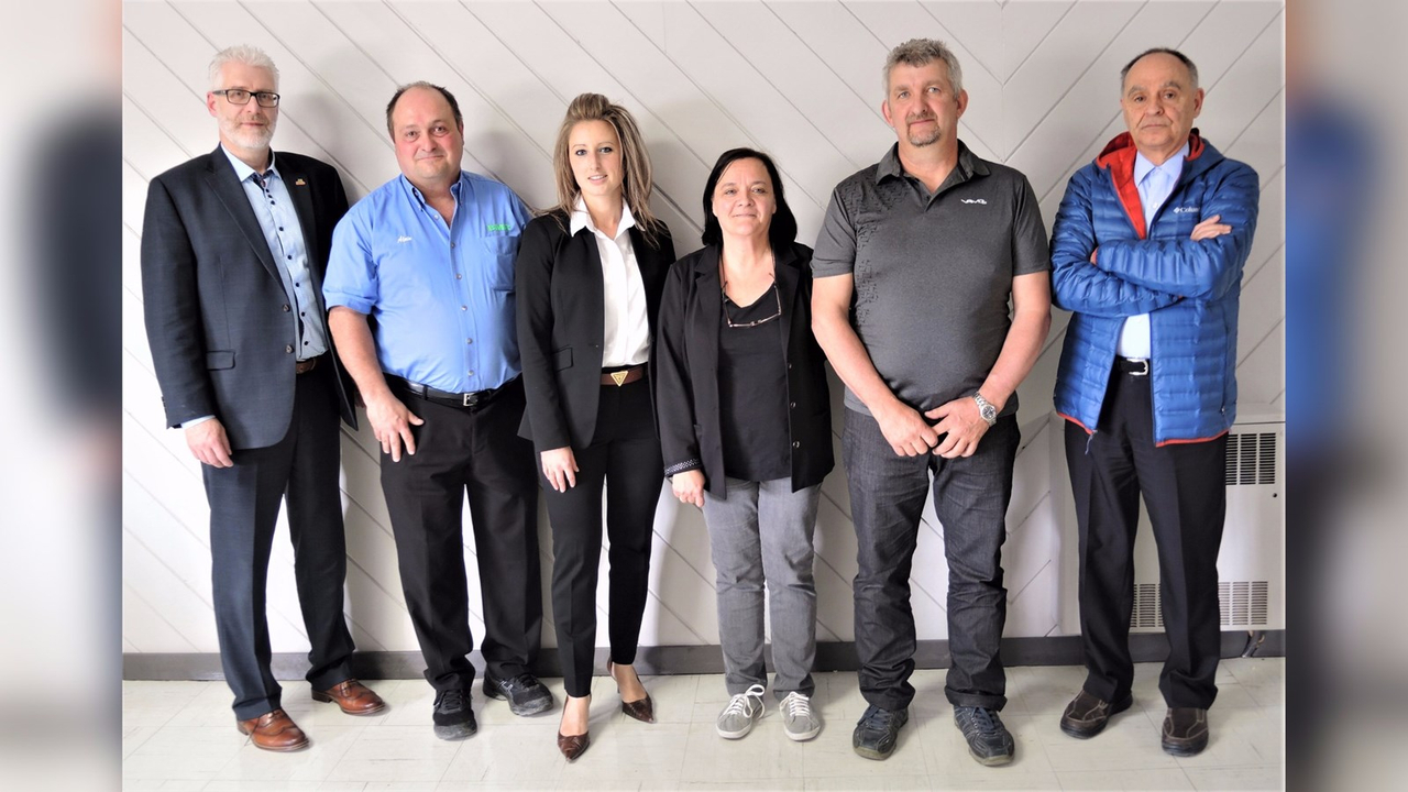 De gauche à droite : Michel Massé (Station-service et dépanneur Sonic), Alain Toulouse (BMR COOP fédérée de Saint-Côme-Linière), Sarah Saudrais Janecek (Uniprix), Lise Morin (promotrice du projet de la résidence Les Trois Ailes), André Roy (Excavation A D Roy) et Réjean Bougie (docteur à Saint-Côme-Linière).
