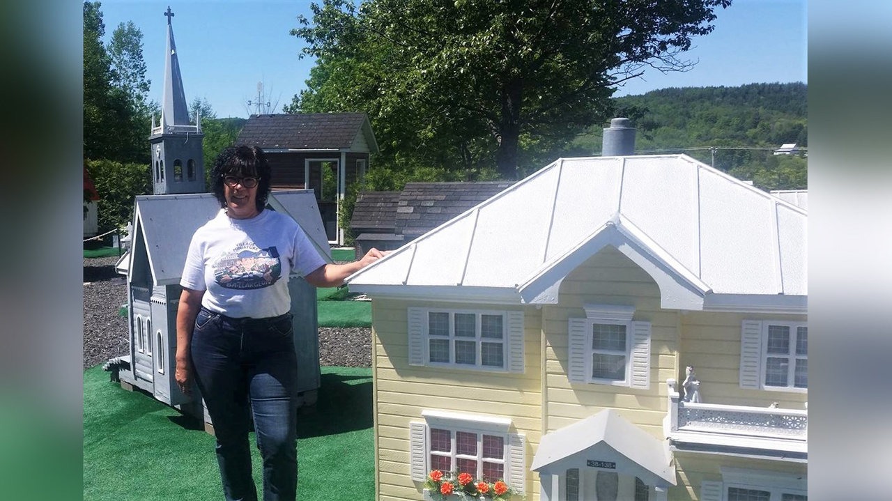 Céline Baillargeon au Village miniature Baillargeon à Notre-Dame-des-Pins.