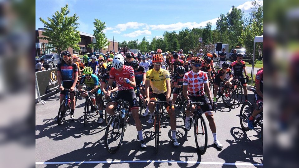 Les cyclistes lors du départ de la 2e étape du Tour de Beauce qui a été donné à 10 h, le 15 juin 2017, au Complexe sportif de Lac-Mégantic.