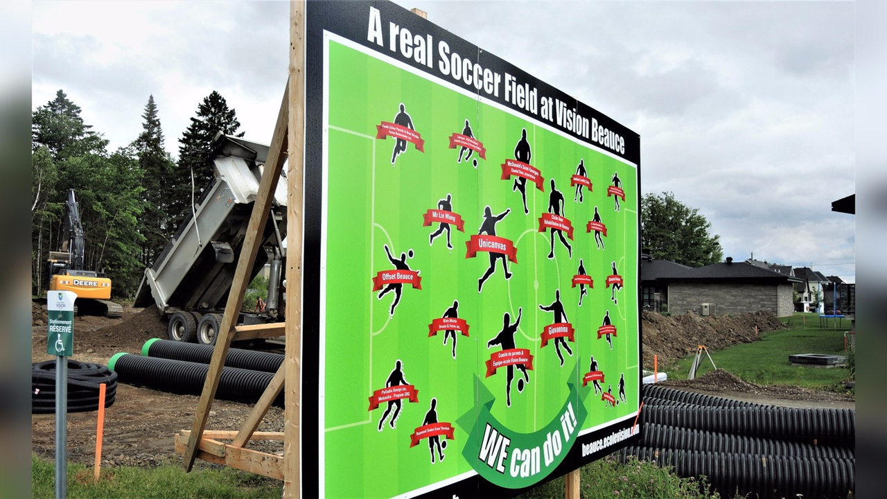 L'équipe de l'école Vision Beauce de Sainte-Marie souhaite faire le botté d'envoi pour inaugurer son nouveau terrain de soccer synthétique lors du lundi 28 août 2017.