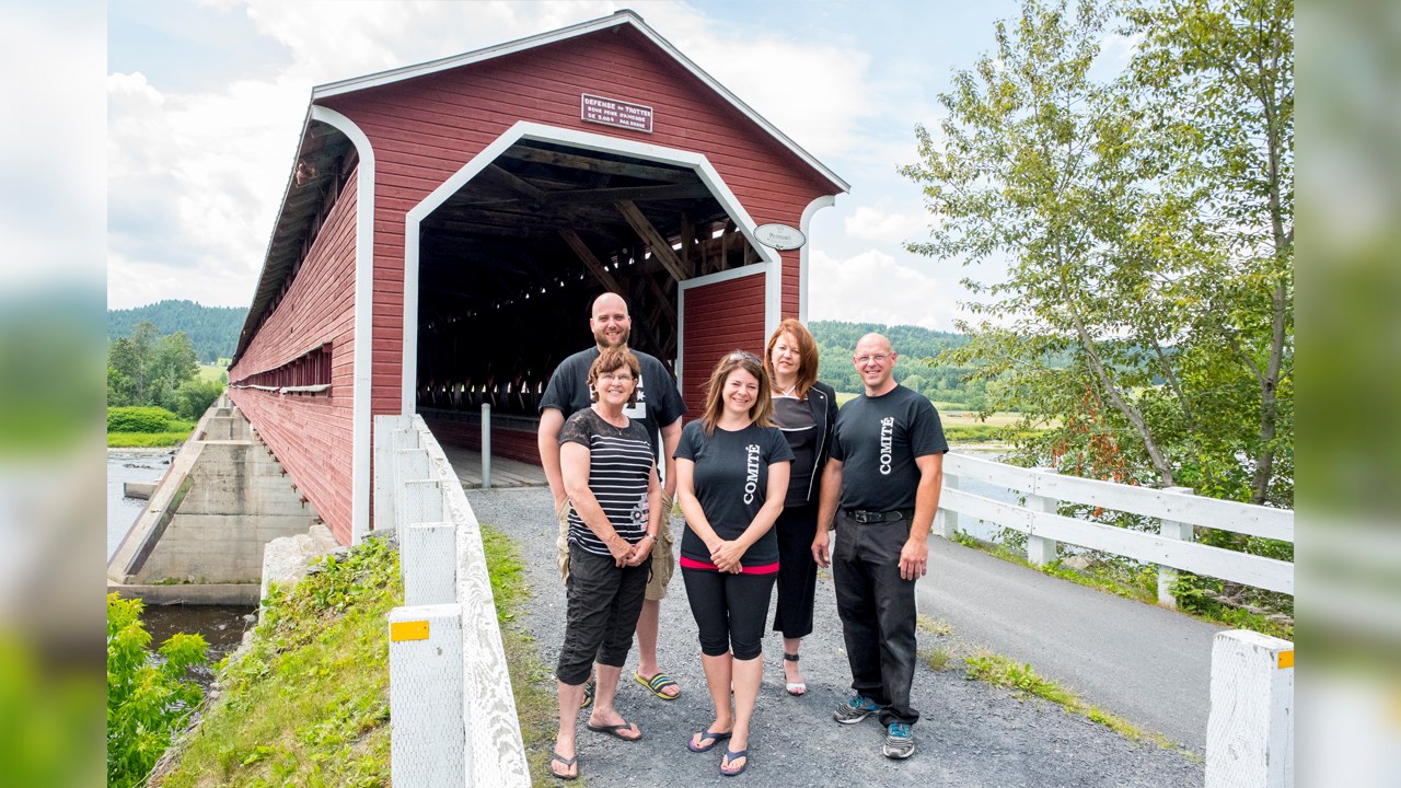 De gauche à droite, Dominic Veilleux, Lyne Bourque, de la Municipalité, Julie Hébert, du comité des Fêtes, Marina Cloutier, de la Caisse populaire et Stéphane Auclair, du comité des Fêtes. 