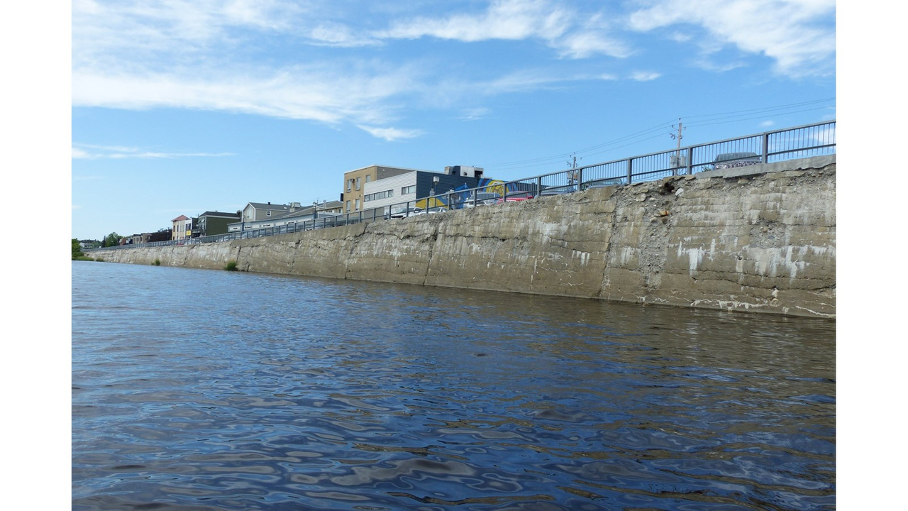 L'état du mur de soutènement de la Promenade Redmond à Saint-Georges en date du vendredi 14 juillet 2017.