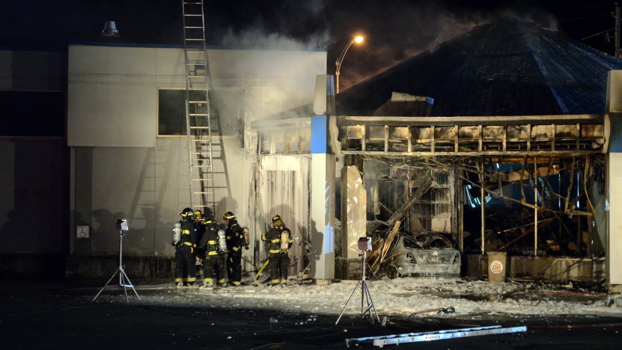 Un incendie causé par un véhicule ravage le Burger King de Saint-Georges