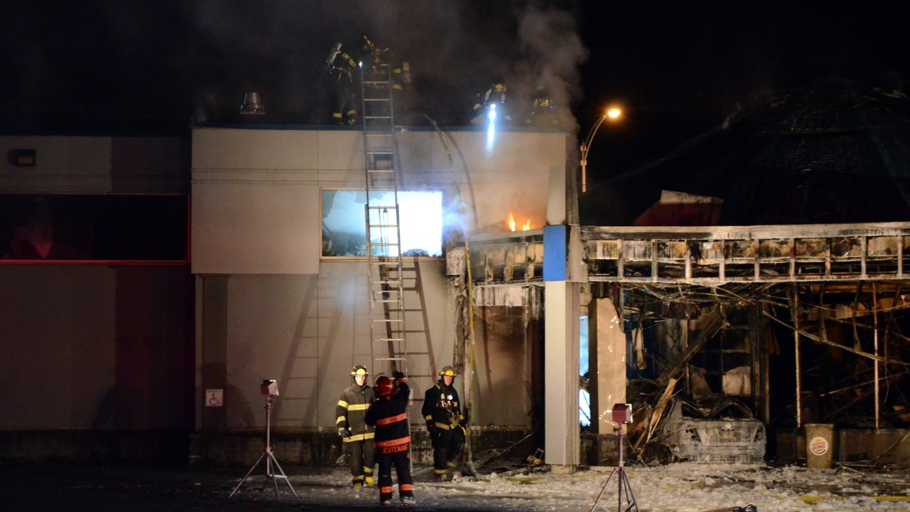 Un incendie causé par un véhicule ravage le Burger King de Saint-Georges