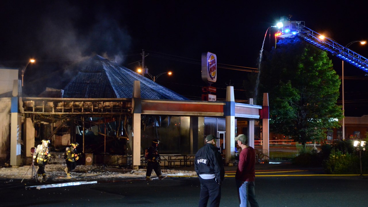 Un incendie causé par un véhicule ravage le Burger King de Saint-Georges