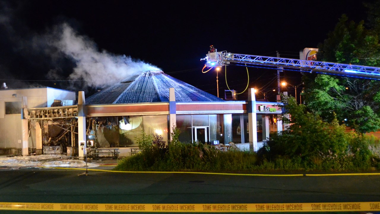 Un incendie causé par un véhicule ravage le Burger King de Saint-Georges