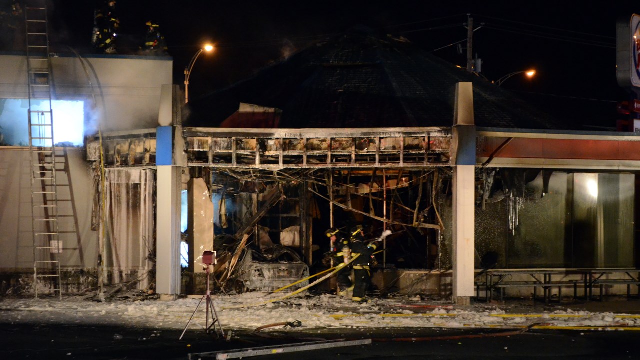 Un incendie causé par un véhicule ravage le Burger King de Saint-Georges