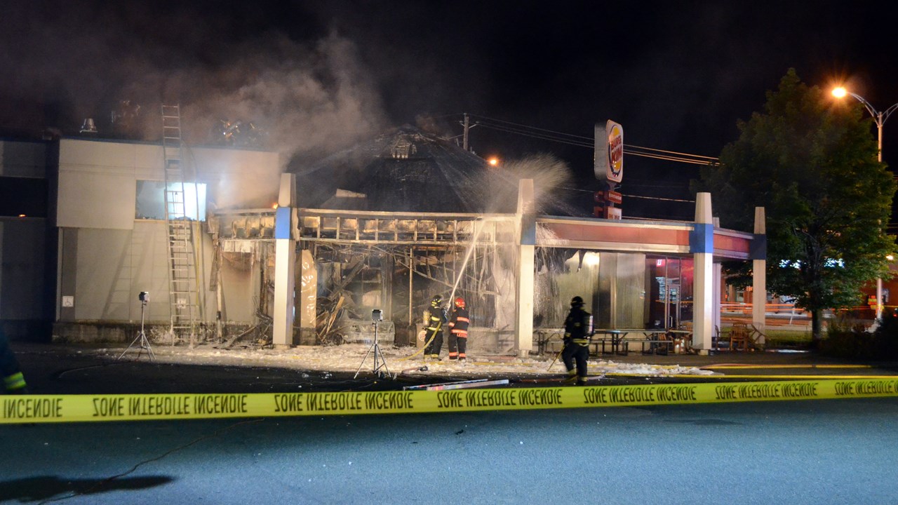 Un incendie causé par un véhicule ravage le Burger King de Saint-Georges