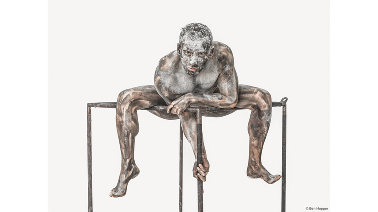 Guillaume Blais est artiste de cirque, plus précisément trapéziste, et travaille un peu partout dans le monde. Originaire de Saint-Benoît-Labre, il a d'abord fait des études pour devenir coiffeur, avant d'avoir la piqûre pour les arts du cirque quelques années plus tard.