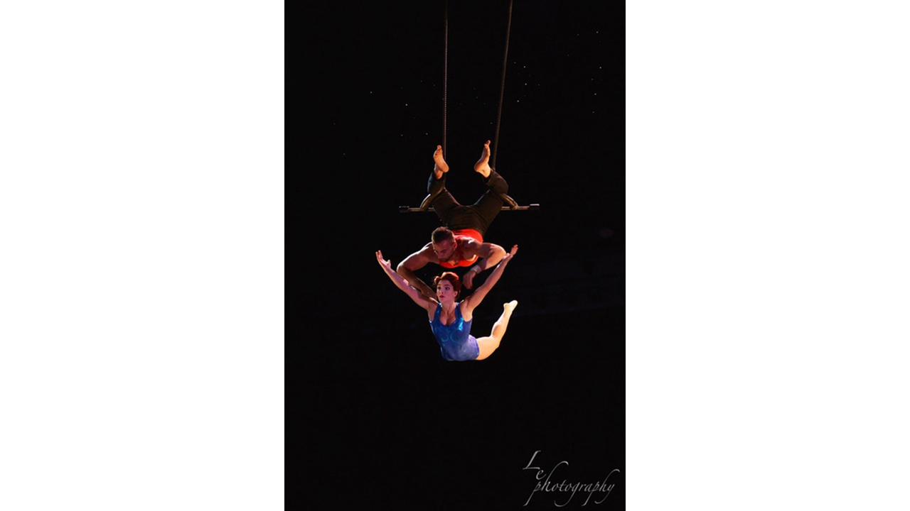 Guillaume Blais est artiste de cirque, plus précisément trapéziste, et travaille un peu partout dans le monde. Originaire de Saint-Benoît-Labre, il a d'abord fait des études pour devenir coiffeur, avant d'avoir la piqûre pour les arts du cirque quelques années plus tard.