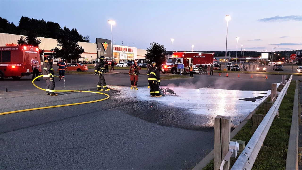 Une motocyclette a pris feu dans le stationnement du Wal-Mart à Saint-Georges lors du mercredi 9 août 2017. L'incident se serait produit aux alentours de 20 h 05.