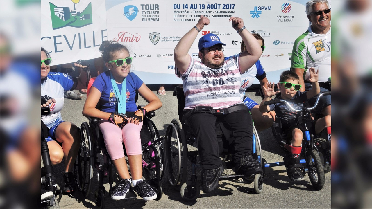 L'ex-participante beauceronne du Défi sportif AlterGo, Marie-Laurence Bolduc, accompagnée de Sylvain Tardif, qui pratique le hockey sur luge à l'aréna de Beauceville, lors de l'arrivée du Tour cycliste du Service de Police de la Ville de Montréal le jeudi 17 août 2017.