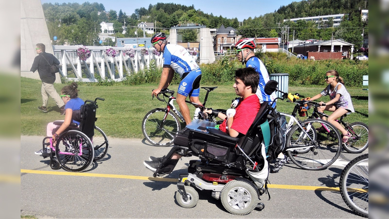 Les athlètes du Défi sportif AlterGo ont pu réaliser un tour de piste sur l'Île Ronde de Beauceville en compagnie des agents du Service de Police de la Ville de Montréal.