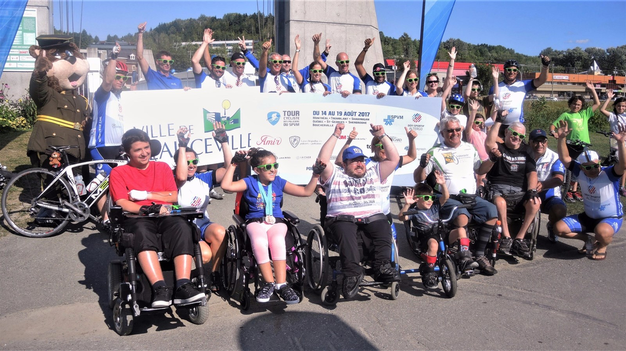 Les agents du Service de Police de la Ville de Montréal lors de leur arrivée sur l'Île Ronde à Beauceville le 17 août 2017, accompagnés des athlètes du Défi sportif AlterGo.