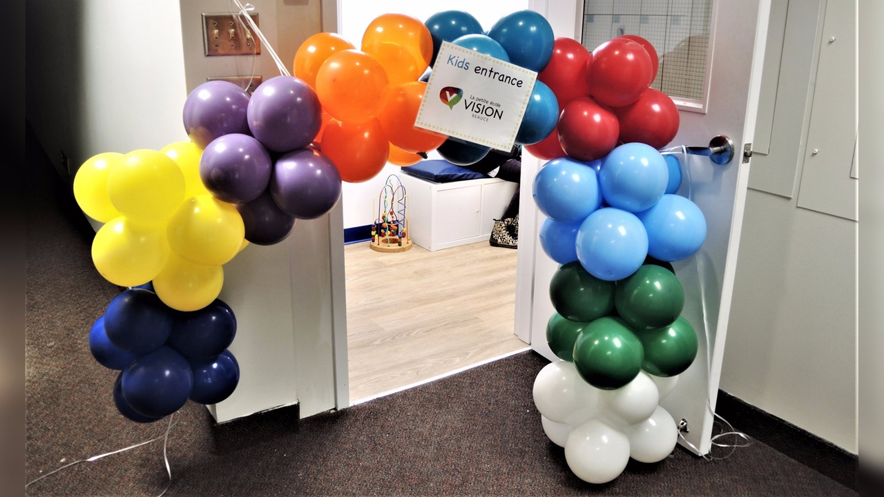 Une arche de ballons a été installée afin d'accueillir les enfants de 2 à 4 ans à la petite école Vision Beauce pour leur première journée.