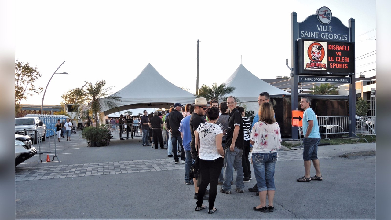 À 18 h 15 vendredi soir (22 septembre 2017) se dressait déjà une file de plus d'une trentaine de personnes pour entrer sur le site du festival.
