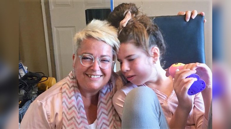 Nathalie Couture, décoratrice intérieure, en compagnie de la jeune Katia Labranche.