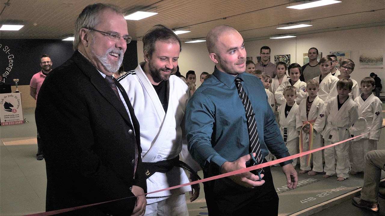 De gauche à droite : le maire de la Ville de Saint-Georges, Claude Morin, l'entraîneur et directeur technique du Club de judo St-Georges, Martin Beaulieu, et le président de Judo Beauce, Bruno Lapierre, lors de la coupe du ruban qui marque l'inauguration officielle des lieux.