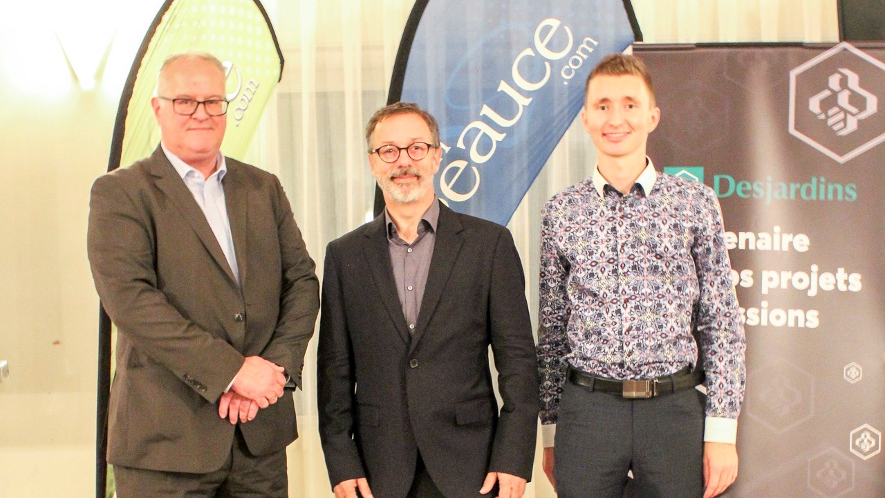 De gauche à droite, François Veilleux, président de la Chambre de commerce de Beauceville, Serge Beauchemin et Alex Busque Bilodeau, promoteur de l'évènement.