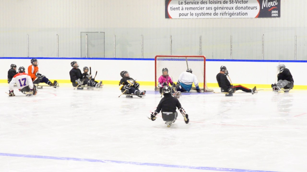 Initiation au hockey sur luge, un sport ouvert à tous qui abolit les handicaps