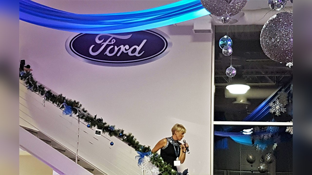 Michèle Michaud, copropriétaire du concessionnaire automobile Cliche Auto Ford de Vallée-Jonction, à son arrivée au Rendez-vous glamour des femmes d'affaires dans les locaux de son entreprise lors du mercredi 6 décembre 2017.