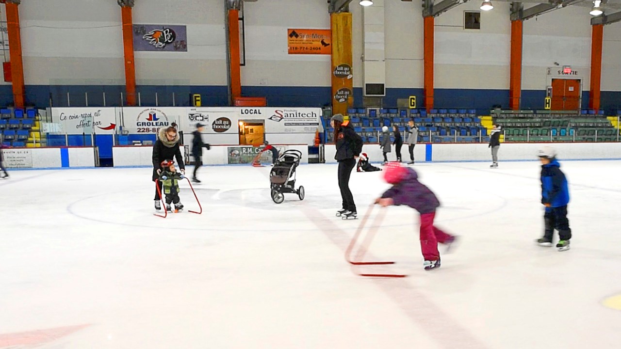 Une cinquantaine d'enfants profitent du patinage de Noël à l'aréna de Beauceville