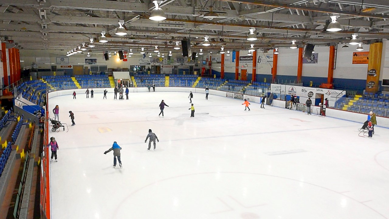 Une cinquantaine d'enfants profitent du patinage de Noël à l'aréna de Beauceville