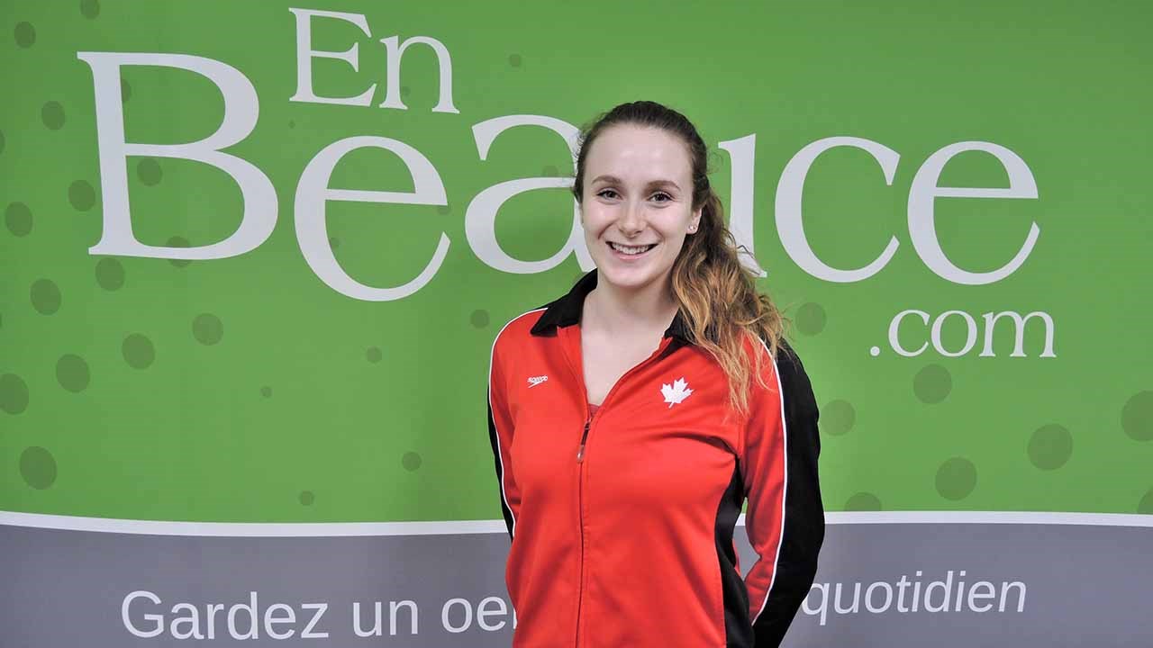 Andrée-Anne Côté, âgée de 19 ans et originaire de Saint-Georges, pratique la natation artistique depuis qu'elle a 6 ans.