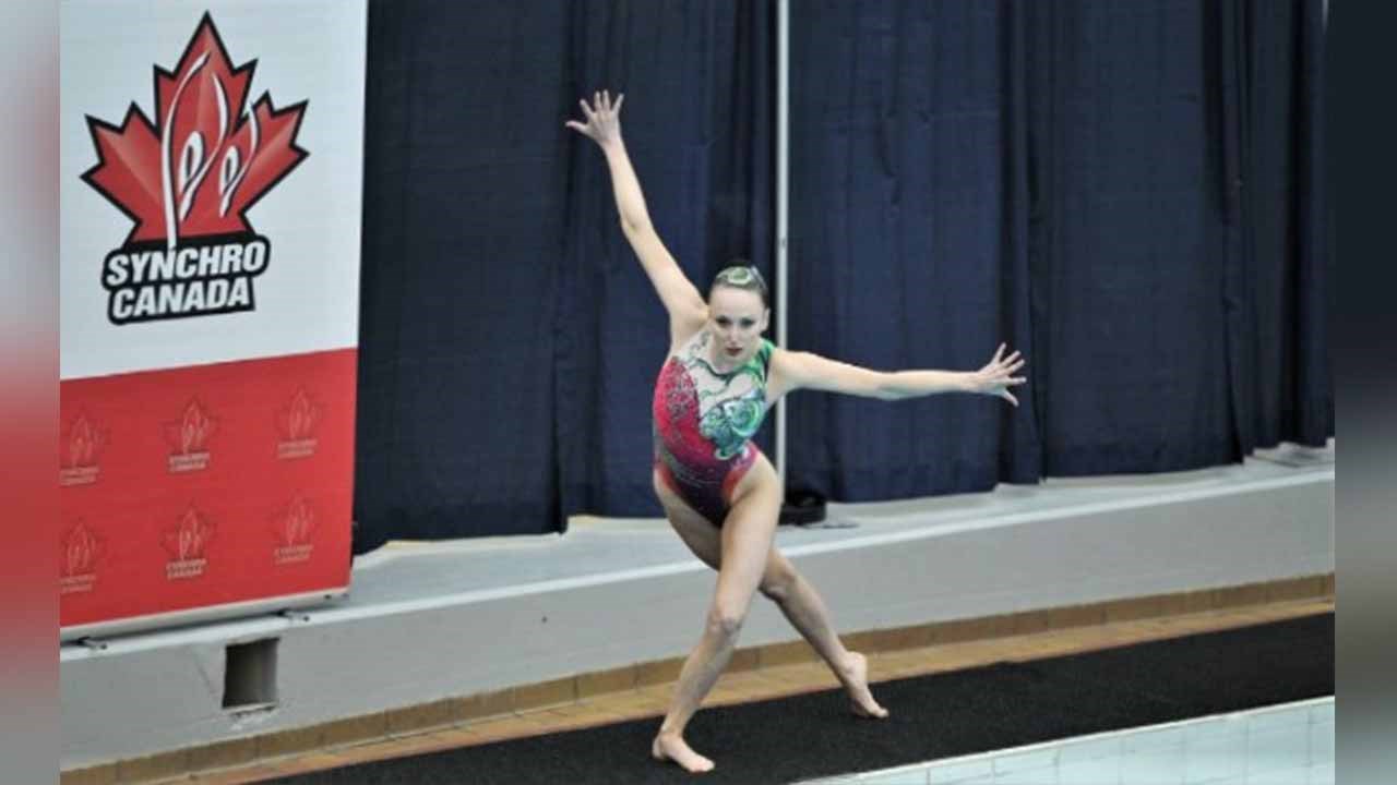 Andrée-Anne Côté, âgée de 19 ans et originaire de Saint-Georges, pratique la natation artistique depuis qu'elle a 6 ans.