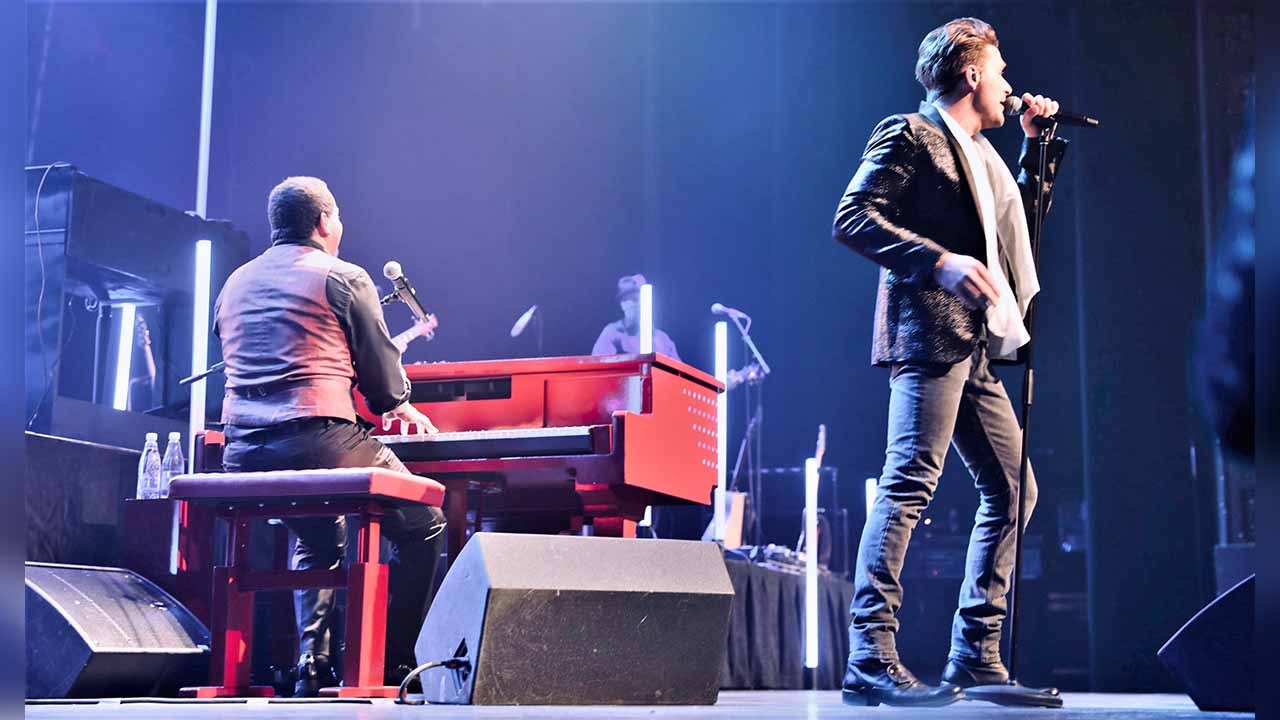 Robby Johnson, de Saint-Georges, a partagé la scène avec Gregory Charles pendant 12 soirs le mois dernier. Les représentations ont eu lieu du 12 au 31 décembre 2017 au Capitole de Québec.