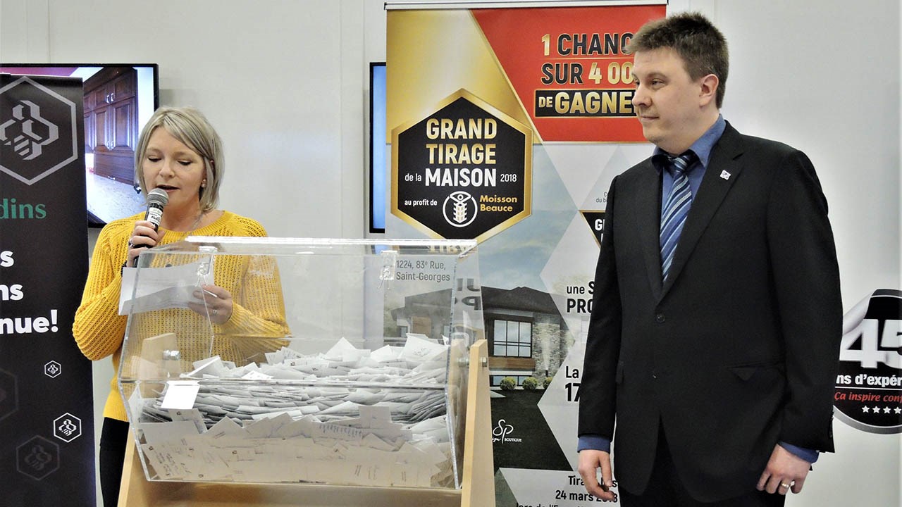 Nathalie Maheux, à gauche, vice-présidente du conseil d'administration de Moisson Beauce.