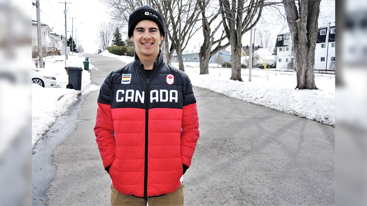 L'athlète en snowboard cross de Sainte-Marie, Éliot Grondin, âgé de 16 ans.