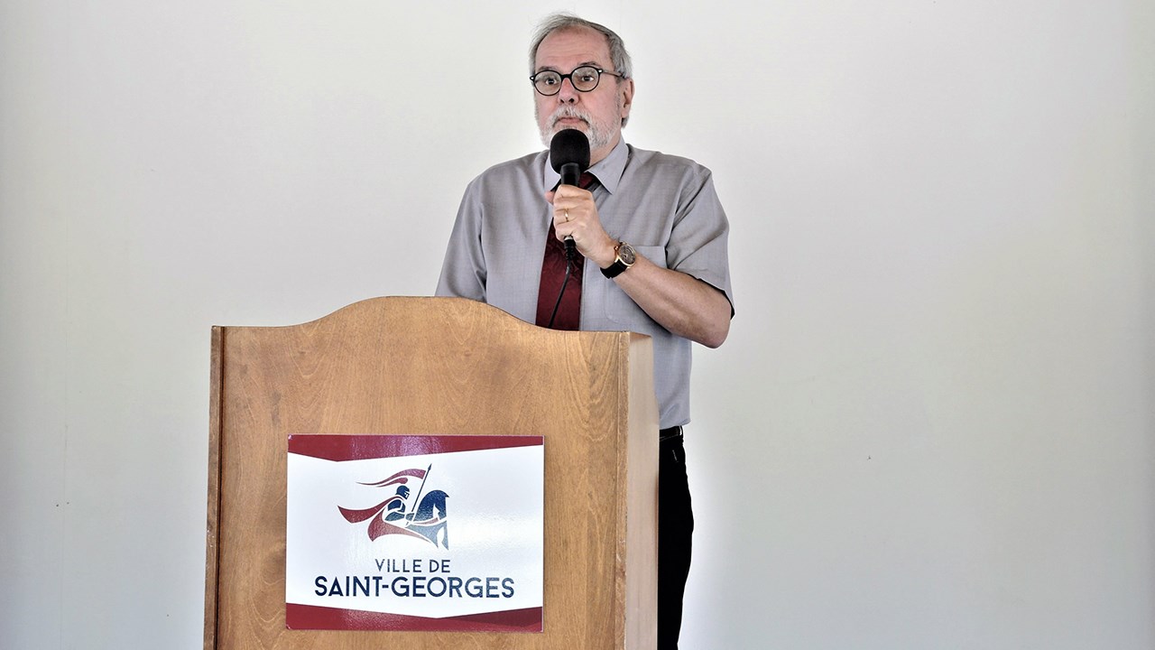Claude Morin, maire de la Ville de Saint-Georges, à la conférence de presse annonçant la programmation estivale 2018 au parc des Sept-Chutes de Saint-Georges, jeudi le 24 mai 2018.