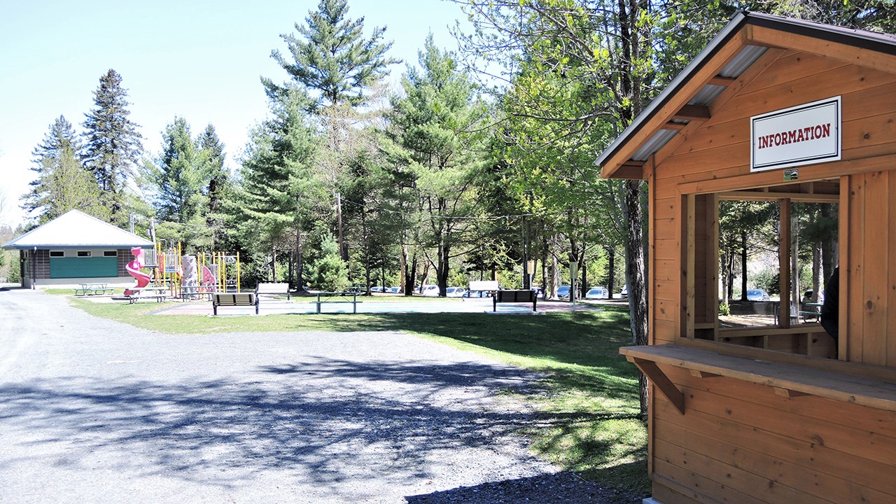 Les préposés au kiosque d'informations du parc des Sept-Chutes de Saint-Georges prêteront du matériel aux visiteurs pendant l'été 2018.